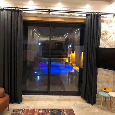 Merkezde Oezel Havuzlu Tas Villa
