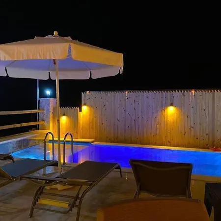 Villa Merkezde Oezel Havuzlu Tas