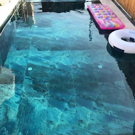 Villa Merkezde Oezel Havuzlu Tas *