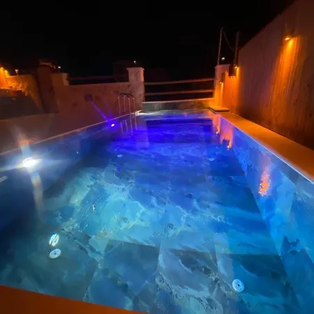 Merkezde Oezel Havuzlu Tas Villa *