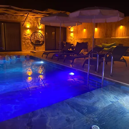 Villa Merkezde Oezel Havuzlu Tas