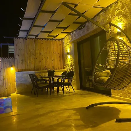 Merkezde Oezel Havuzlu Tas Villa